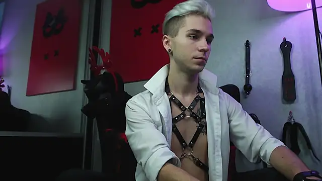 Joseph  Quinn online show from 12/21/24, 12:49