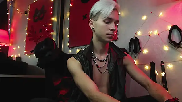 Joseph  Quinn online show from 12/22/24, 12:16