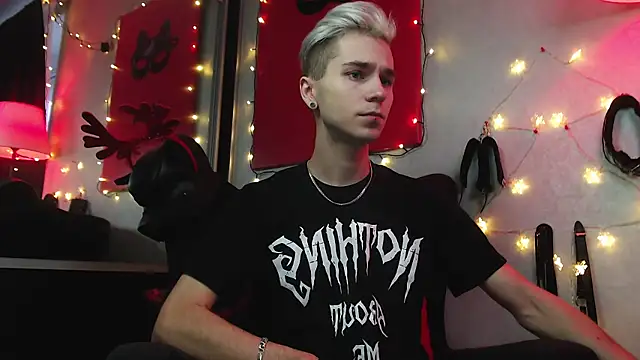 Joseph  Quinn online show from 12/23/24, 11:04