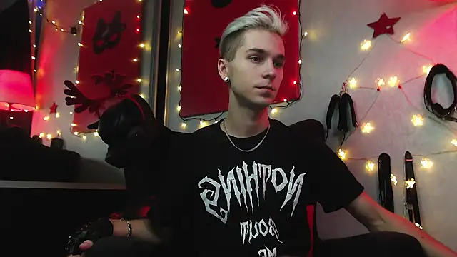 Joseph  Quinn online show from 12/23/24, 02:17