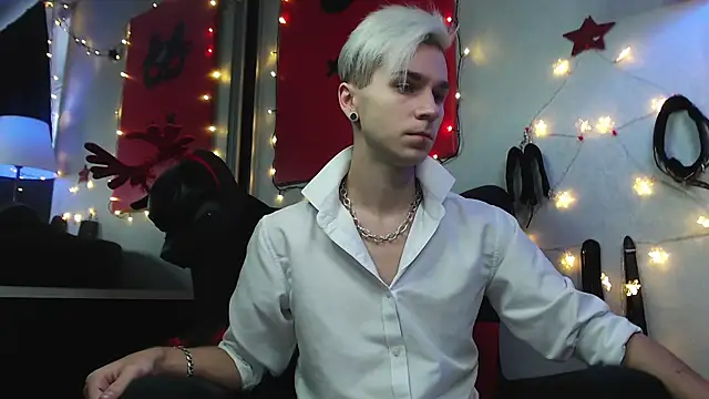 Joseph  Quinn online show from 12/24/24, 08:22