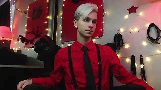 Joseph  Quinn online show from 12/25/24, 11:22