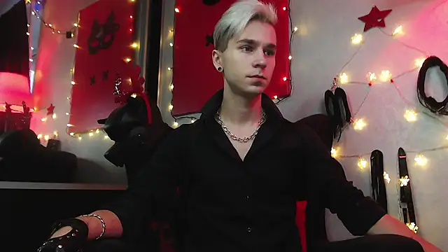 Joseph  Quinn online show from 12/26/24, 08:07