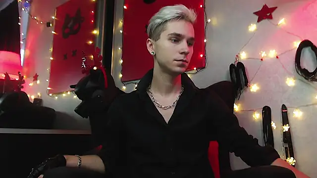 Joseph  Quinn online show from 12/26/24, 11:10