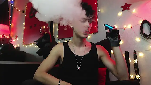 Joseph  Quinn online show from 12/27/24, 03:48