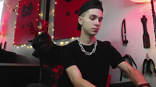 Joseph  Quinn online show from 01/04/25, 09:00