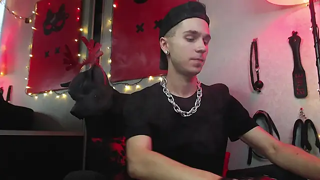 Joseph  Quinn online show from 01/04/25, 12:05