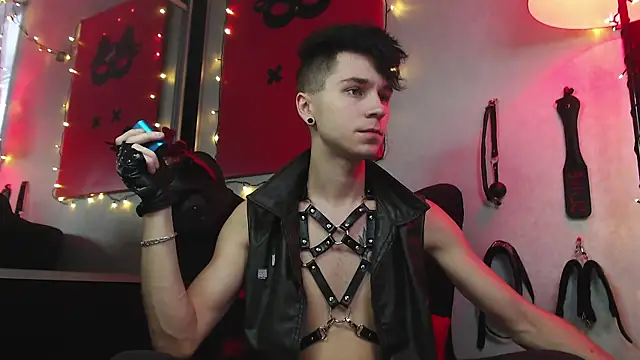 Joseph  Quinn online show from 01/10/25, 11:43