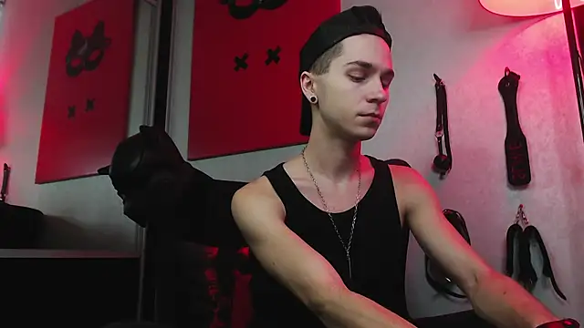 Joseph  Quinn online show from 01/17/25, 11:49