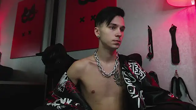 Joseph  Quinn online show from 01/24/25, 01:57