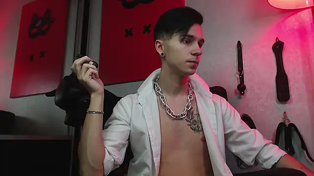 Joseph  Quinn online show from 01/29/25, 08:51