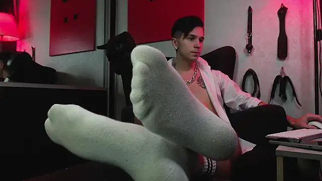 Joseph  Quinn online show from 02/02/25, 02:24