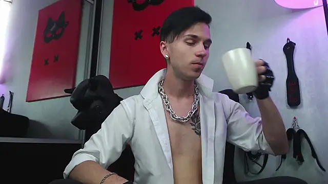 Joseph  Quinn online show from 02/17/25, 11:13