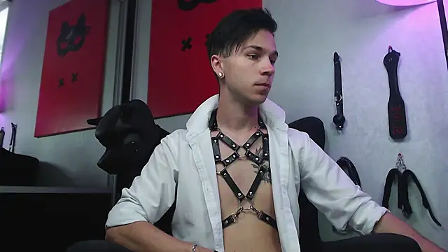 Joseph  Quinn online show from 02/18/25, 08:16