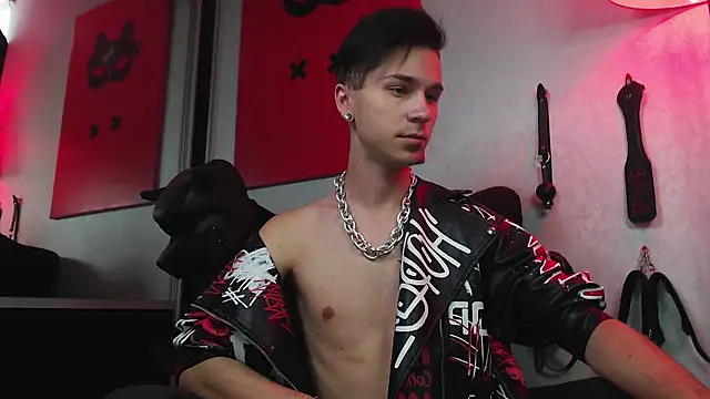 Joseph  Quinn online show from 02/19/25, 08:01