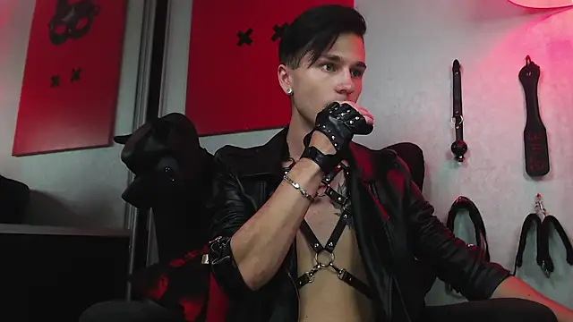 Joseph  Quinn online show from 02/20/25, 12:15