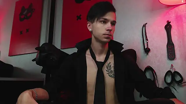 Joseph  Quinn online show from 02/27/25, 08:06