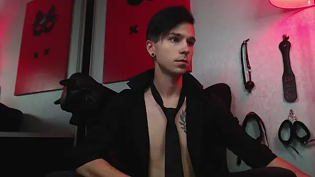 Joseph  Quinn online show from 02/27/25, 11:10