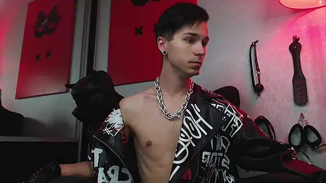 Joseph  Quinn online show from 02/28/25, 08:20