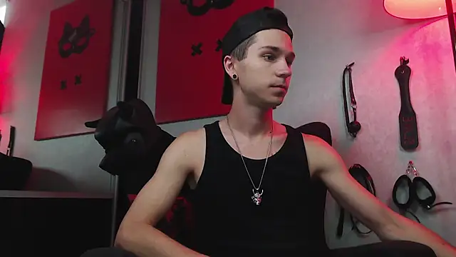 Joseph  Quinn online show from 03/03/25, 08:05