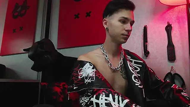 Joseph  Quinn online show from 03/10/25, 08:04