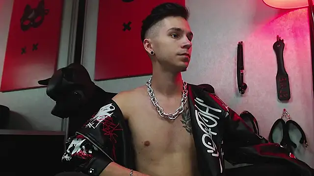 Joseph  Quinn online show from 03/10/25, 11:10