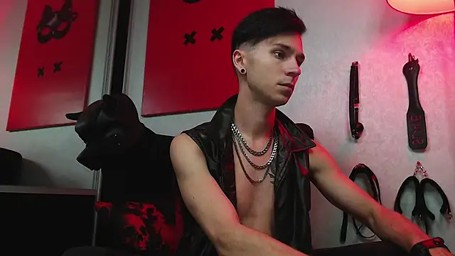 Joseph  Quinn online show from 03/13/25, 07:31