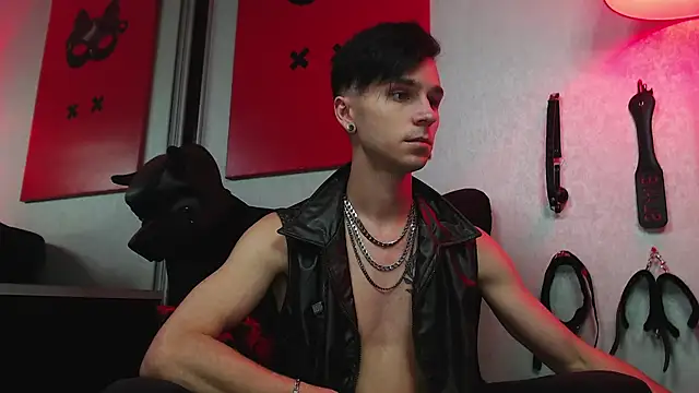 Joseph  Quinn online show from 03/13/25, 10:57