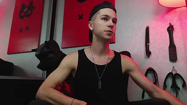 Joseph  Quinn online show from 03/16/25, 09:05