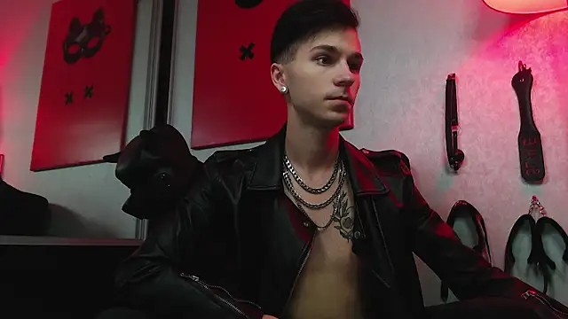 Joseph  Quinn online show from 03/21/25, 07:33