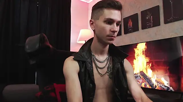 Joseph  Quinn online show from 09/10/25, 08:25