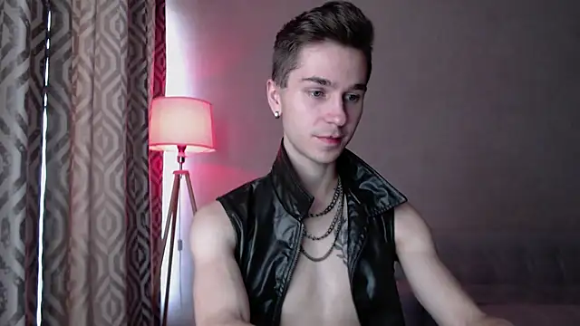 Joseph  Quinn online show from 10/03/25, 08:22