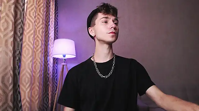 Joseph  Quinn online show from 10/08/25, 03:59