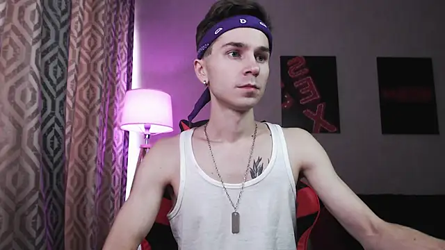 Joseph  Quinn online show from 10/25/25, 06:21