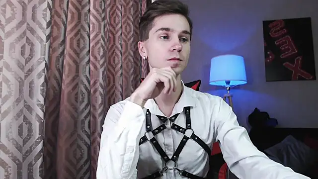 Joseph  Quinn online show from 11/07/25, 05:29