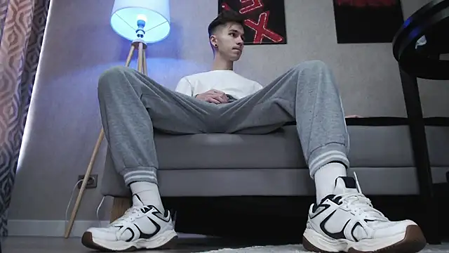 Joseph  Quinn online show from 11/12/25, 05:19