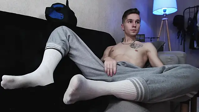 Joseph  Quinn online show from 11/16/25, 08:09