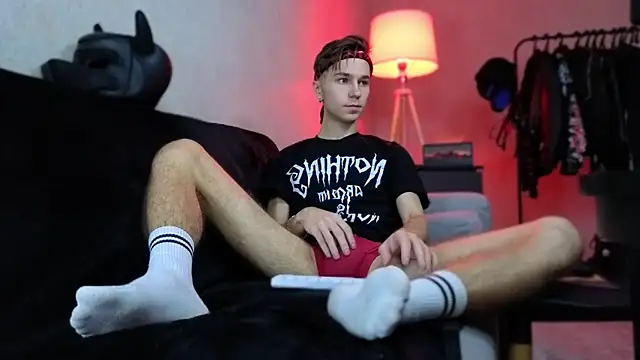 Joseph  Quinn online show from 12/03/25, 05:37