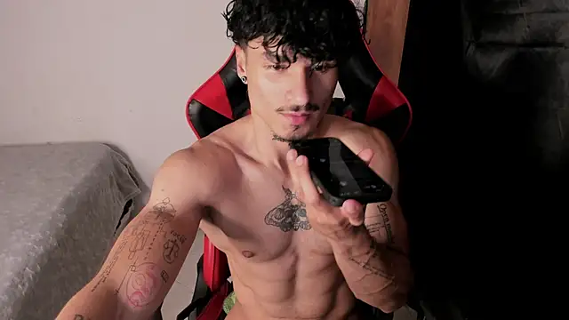 Snapshot of Thomas_Fit1 chatting on 05/19/26, 05:25 Thomas Fit1 online show from 05/19/26, 05:25
