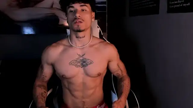 Snapshot of Thomas_Fit1 chatting on 06/11/26, 02:44 Thomas Fit1 online show from 06/11/26, 02:44