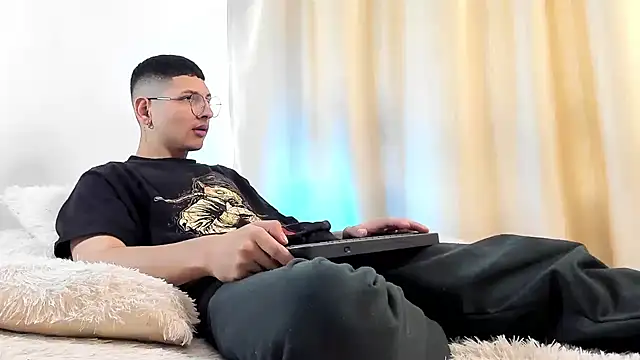 a lejandro 0 8 online show from 12/19/24, 07:40