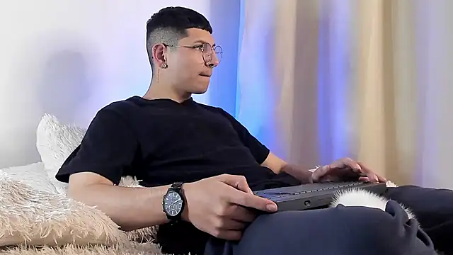 a lejandro 0 8 online show from 01/26/25, 04:41