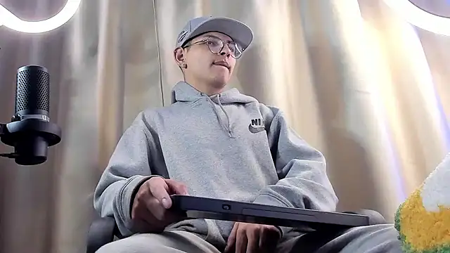 a lejandro 0 8 online show from 02/05/25, 07:07