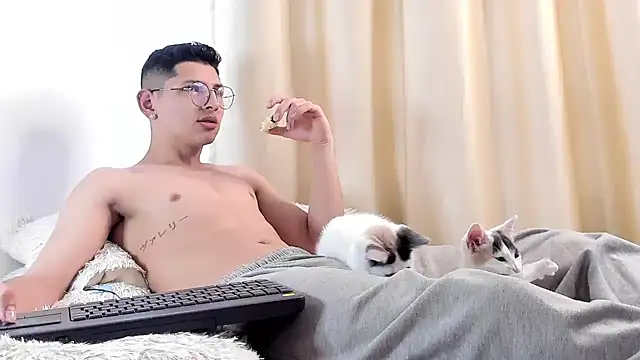 a lejandro 0 8 online show from 02/10/25, 03:21