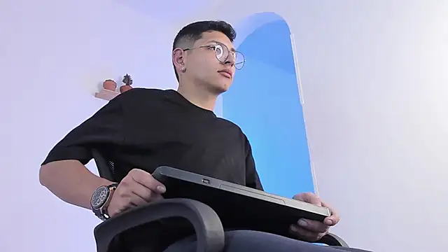 a lejandro 0 8 online show from 02/27/25, 05:13