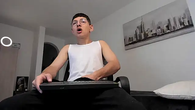 a lejandro 0 8 online show from 03/10/25, 02:37