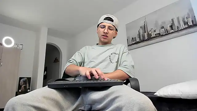 a lejandro 0 8 online show from 03/10/25, 09:07