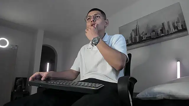 a lejandro 0 8 online show from 03/16/25, 10:55