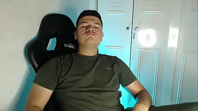 Plug Control online show from 09/25/25, 04:27