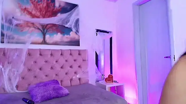 Snapshot of Julianaa_Castro_ chatting on 10/21/25, 11:44 Julianaa Castro online show from 10/21/25, 11:44